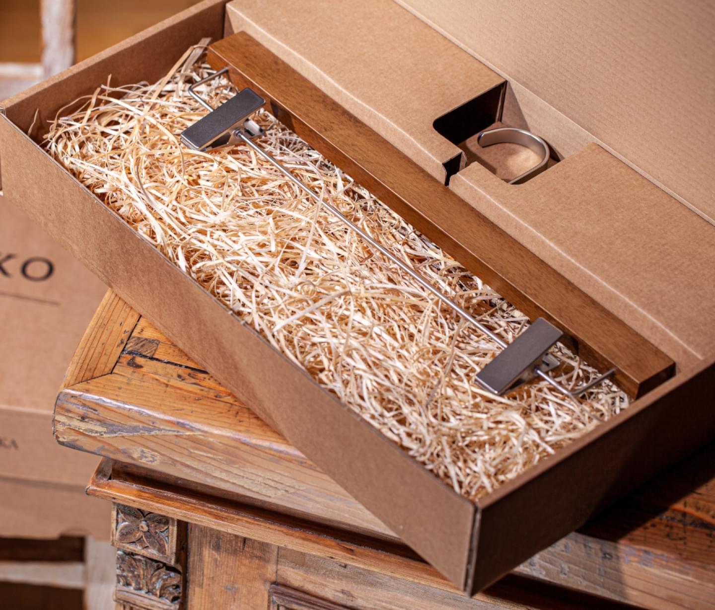 Geschenkverpackung des Kleiderbügels für Hosen Geschenkverpackung des Kleiderbügels für Hosen