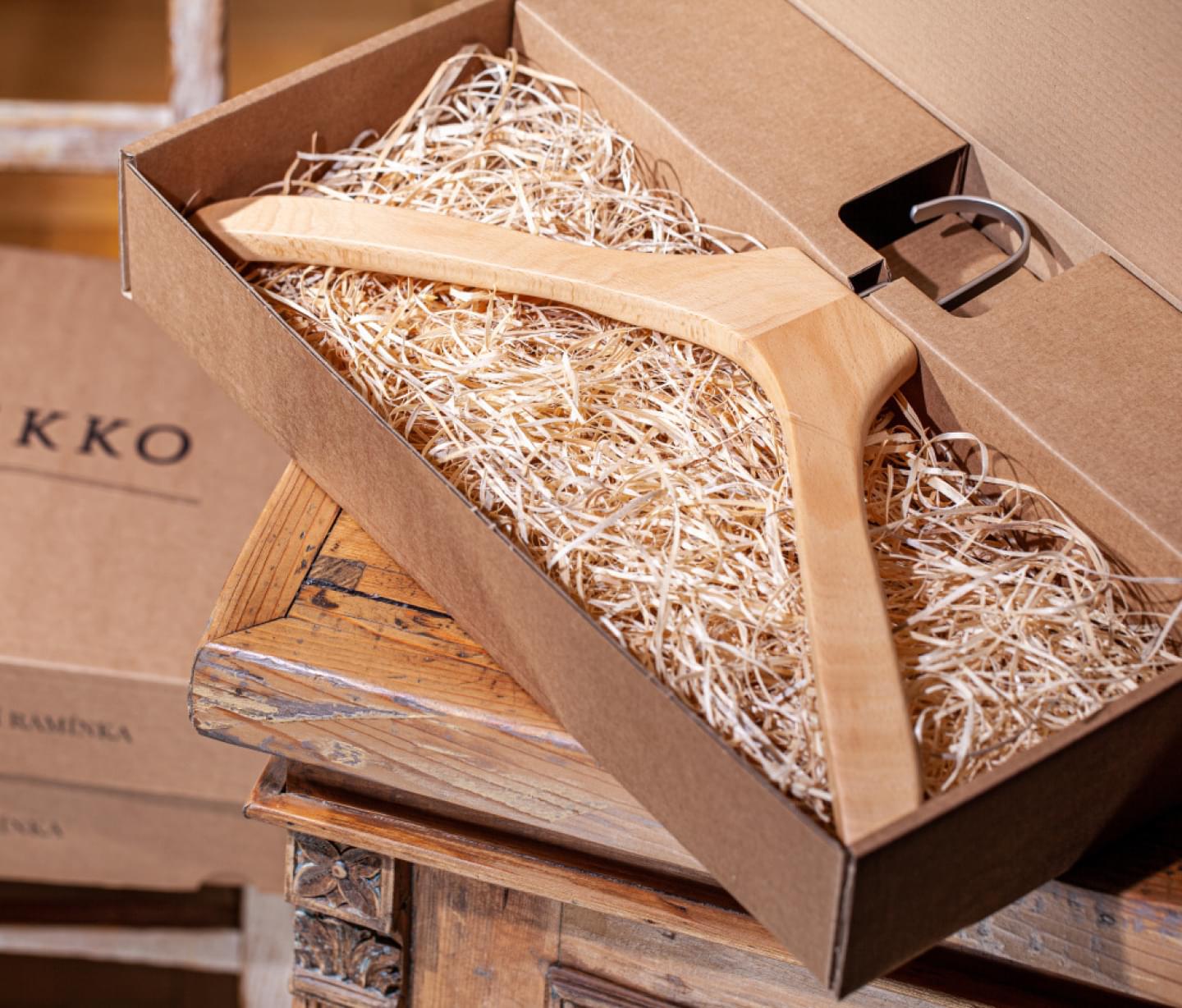 Kleiderbügel für Hemd in Geschenkbox Kleiderbügel für Hemd in Geschenkbox