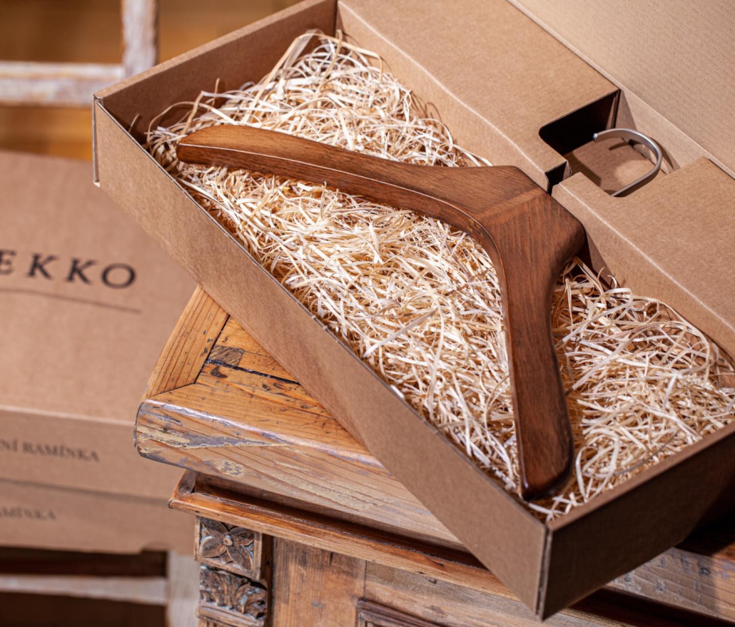 Kleiderbügel für Hemden in Geschenkverpackung