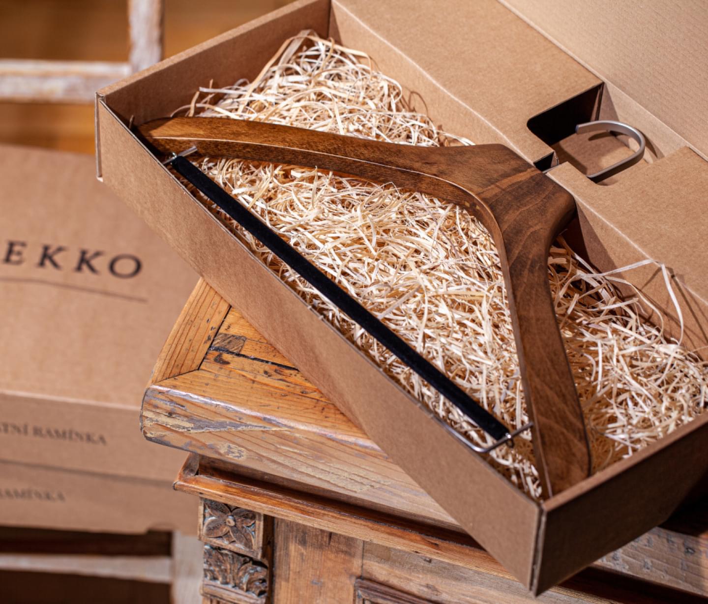 Geschenkverpackung des Kleiderbügels für Hemden