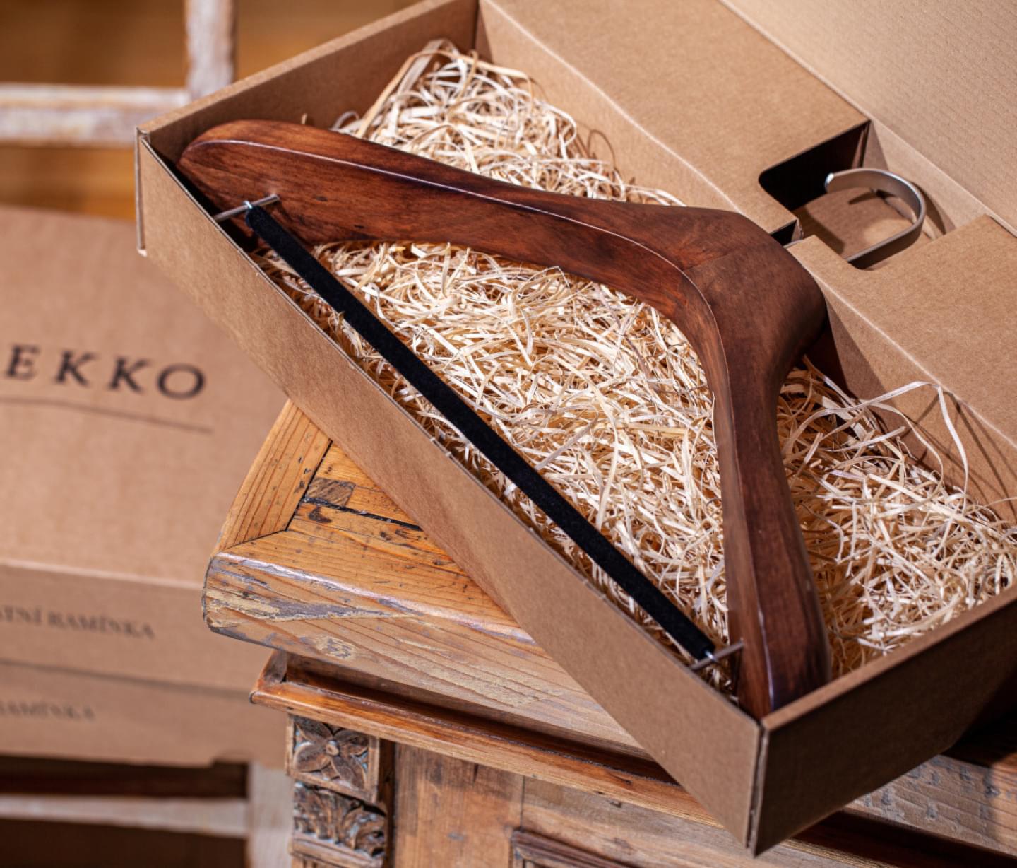 Kleiderbügel für Anzug in Geschenkbox